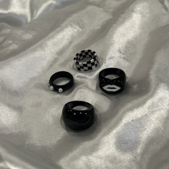 ♡ 4 pc ring set ♡ - Picture 1 of 6